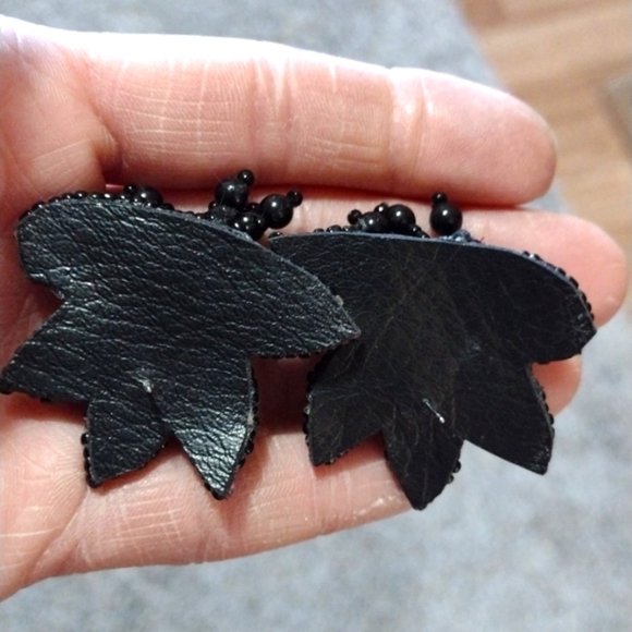 VINTAGE HAND SEWN BLACK SEAD BEADED FAN SHAPED PUSH-BACK DROP 1.5" EARRINGS - Picture 5 of 9